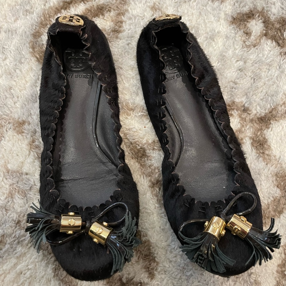 tory burch black ponytail tassel ballet flats. Size 7. Never worn.